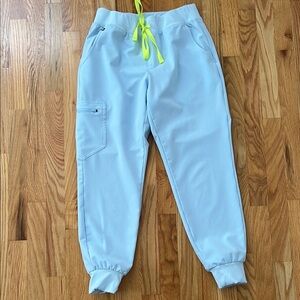 Figs Zamora Joggers
Color: Open Skies ☁️🩵
Size: small/petite